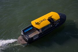 The water taxi in Rotterdam just before departure by scheepskijkerhavenfotografie