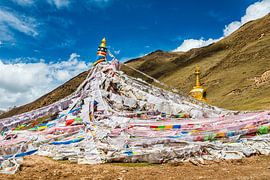 Prayer flags at the Mekong in Qapugtang-Zadoi by Theo Molenaar
