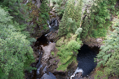 De Plodda waterval is een waterval 5 km ten zuidwesten van het dorp Tomich
