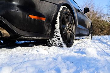 Zwarte Ford Mustang Model 2018 in de sneeuw van MPfoto71