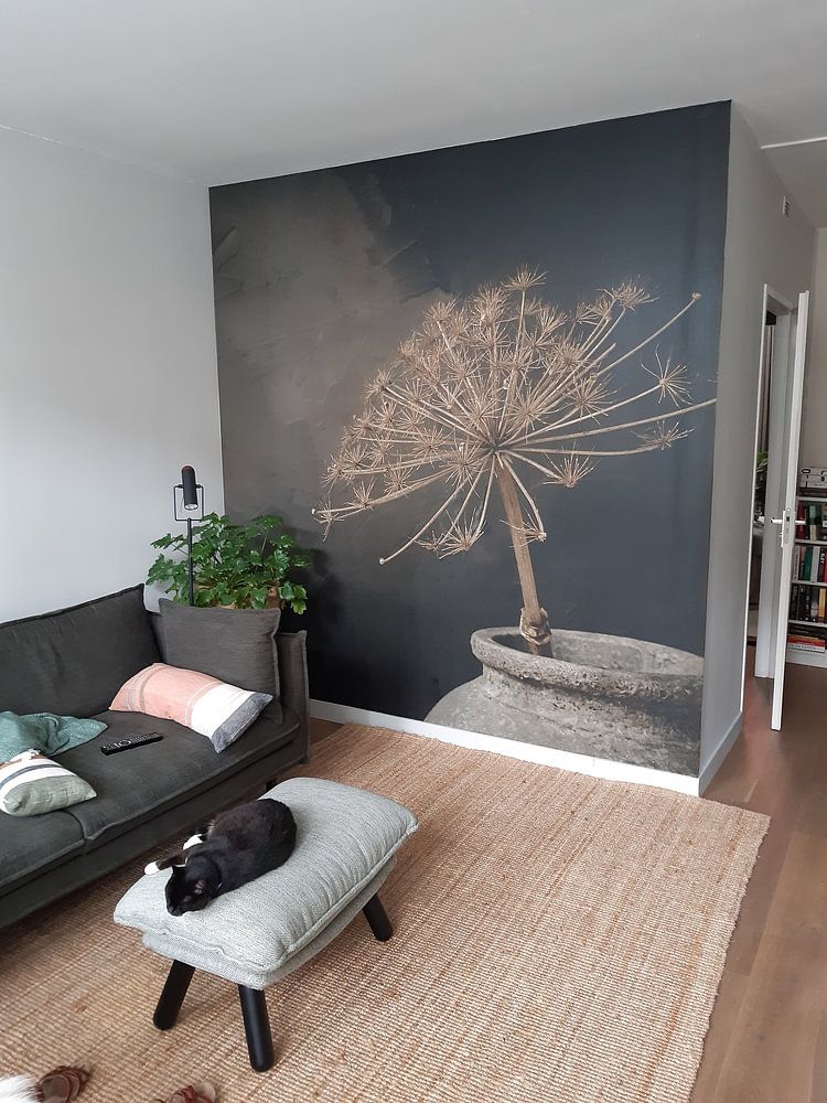 Stilleven met  grote gedroogde berenklauw in grijze stenen kruik  van Mayra Fotografie 