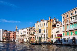 Blick auf den Canal Grande mit Gondel in Venedig von Rico Ködder