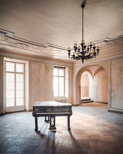 Das verlassene Klavier im Licht.