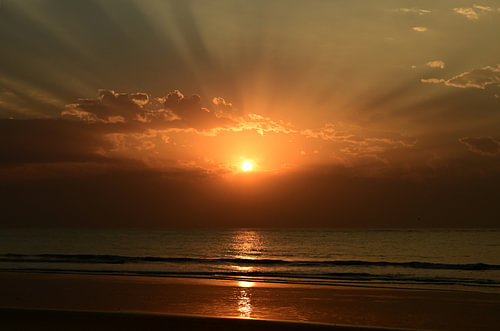 Sonnenuntergang, mit Sonnenharfe, in Gambia