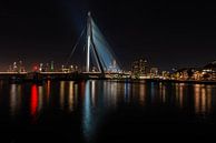 Erasmusbrug Rotterdam bij nacht met de skyline op de achtergrond. van Brian Morgan thumbnail