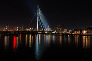 Erasmusbrücke Rotterdam bei Nacht mit der Skyline im Hintergrund.