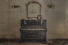 Altes Klavier von Perry Wiertz