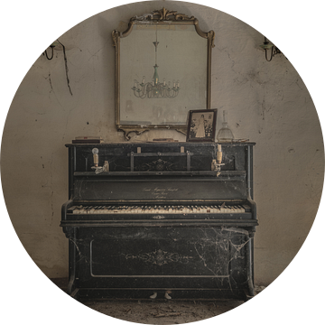 Oude Piano van Perry Wiertz