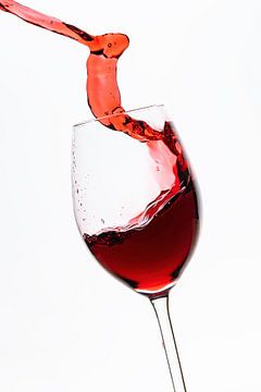 Rode wijn stroomt in het wijnglas van Roland Brack