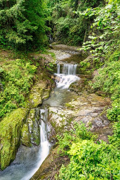 Vue d'une cascade près de Varenna sur le lac de Côme par Andreas Völkel