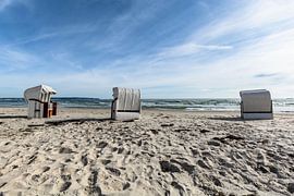 drei weiße Strandkörbe, Prora, Insel Rügen von GH Foto & Artdesign