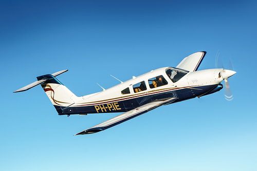 Avion de sport dans un ciel bleu