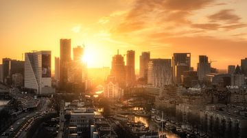 Skyline Rotterdam tijdens zonsondergang