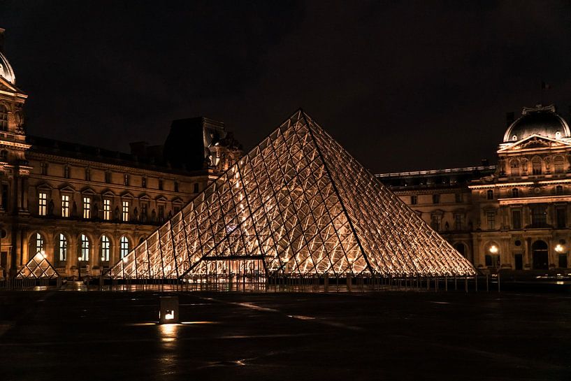 Louvre Museum by Hello Pompoyo