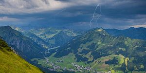 Onweer boven het Kleinwalsertal van Walter G. Allgöwer