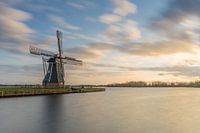 Poldermolen de Helper in Groningen bij zonsondergang