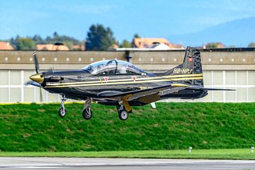 Landing Pilatus PC-9 tijdens AIR 14. van Jaap van den Berg