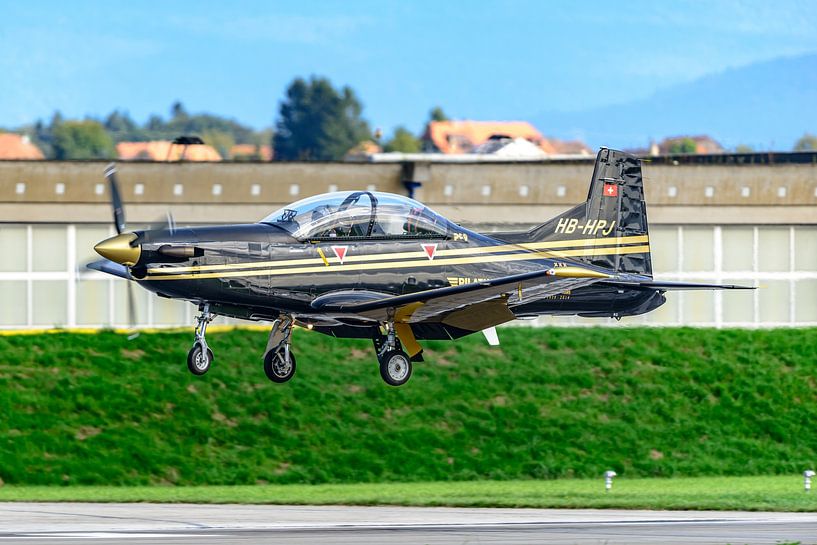Landing Pilatus PC-9 tijdens AIR 14. van Jaap van den Berg