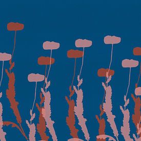 Moderne botanische minimalistische Kunst. Mohnblumen in Rosa und Terrakotta auf Blau von Abstrakte minimalistische Kunst