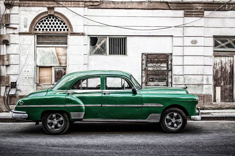 Vintage car in Havana by Thomas Damson