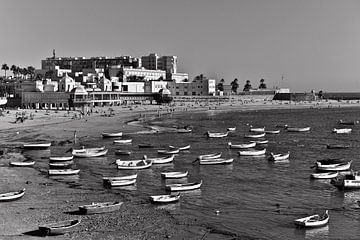 Bateaux de pêche sur la plage de La Caleta à Cadix - monochrome sur Silva Wischeropp