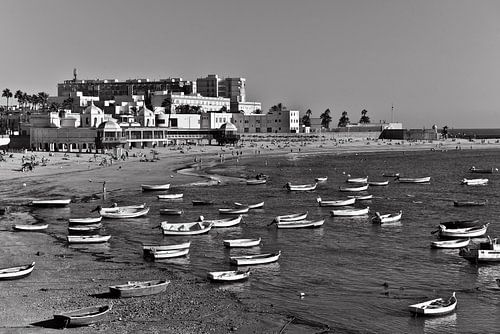 Vissersboten op het strand van La Caleta in Cádiz - monochroom