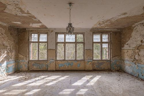 empty room with Urbex pendant lamp