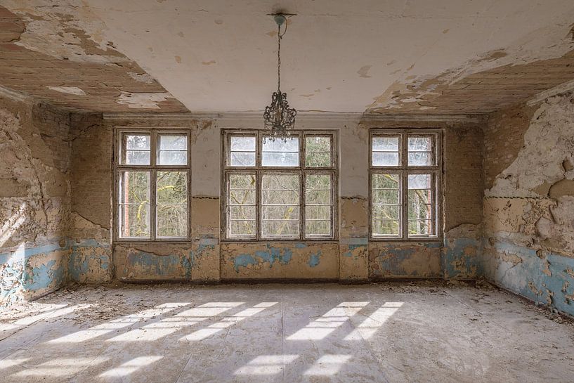 leerer Raum mit Urbex-Pendelleuchte von John Noppen