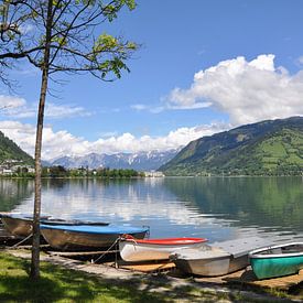 kleurige bootjes in een  meer in Oostenrijk van Lucie Lindeman