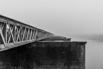 Nussschachtbrücke im Nebel von Tamara Geluk