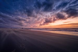 Stormachtige zonsondergang van Leon Okkenburg