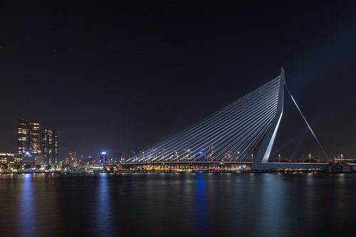 De Erasmusbrug in Rotterdam met de Grote Beer