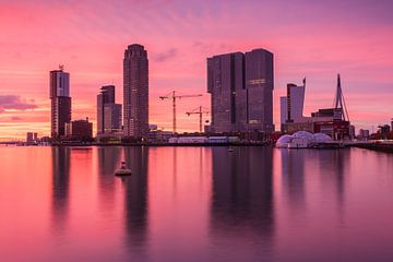 Red sunset in Rotterdam van Ilya Korzelius