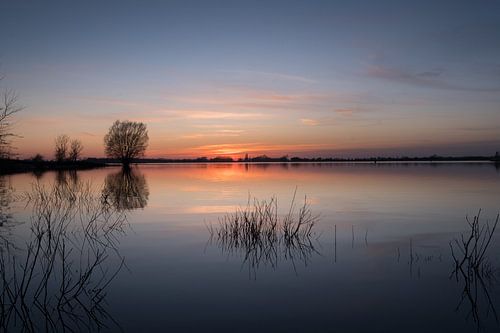 Zonsondergang bij waterplas