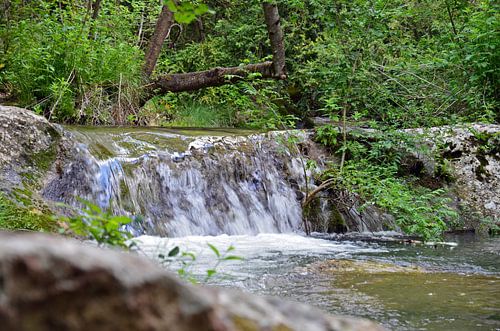 Stromende waterval in de bossen ergens in de binnenlanden van Slovenie