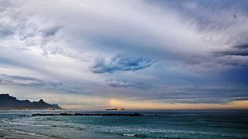 regnerischer Sonnenaufgang über dem Strand und Meer von Werner Lehmann