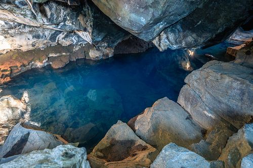 Grotte de Grjótagjá aux eaux bleues dans la région de Myvatn de Ice