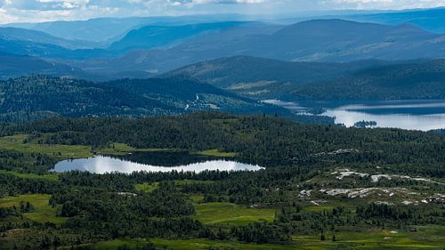 Vue d'un paysage norvégien étonnant et idyllique. Image d'automne des montagnes.