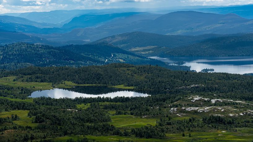 Vue d'un paysage norvégien étonnant et idyllique. Image d'automne des montagnes. par Peter Jacek