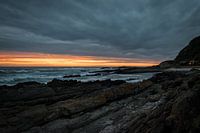 Bewolkte zonsondergang over rotsen  te Zuid Afrika (Tsitsikamma)