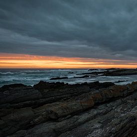 Bewolkte zonsondergang over rotsen  te Zuid Afrika (Tsitsikamma) van Wolfgang Stollenwerk