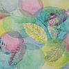 Die fallenden Blätter (Aquarell mit Umrissen von Blättern und Kreisen in fröhlichen Pastellfarben) von Birgitte Bergman