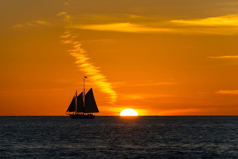 Verenigde Staten, Florida, Oude zeilboot naast fantastische oranje zonsondergang van adventure-photos