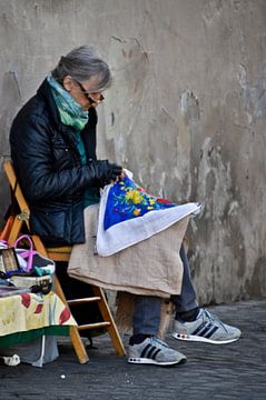 Vrouw maakt handwerk Rome