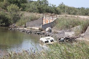 Gesunkenes Motorboot hinter Schleusse im Evros Delta - Griechenland