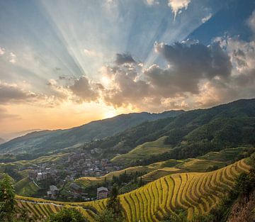Hemelse zonsondergang over de longji rijstvelden China van Gregory Michiels Photography