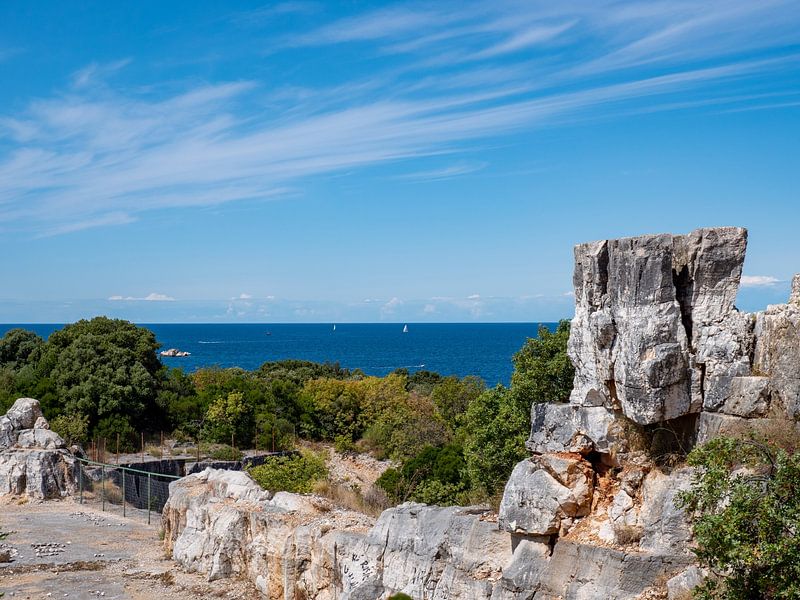 Blick von einem Felsen auf die Adria in Vrsar von Animaflora PicsStock
