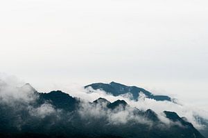 Pu Luong bergtoppen omgeven door wolken van Ellis Peeters