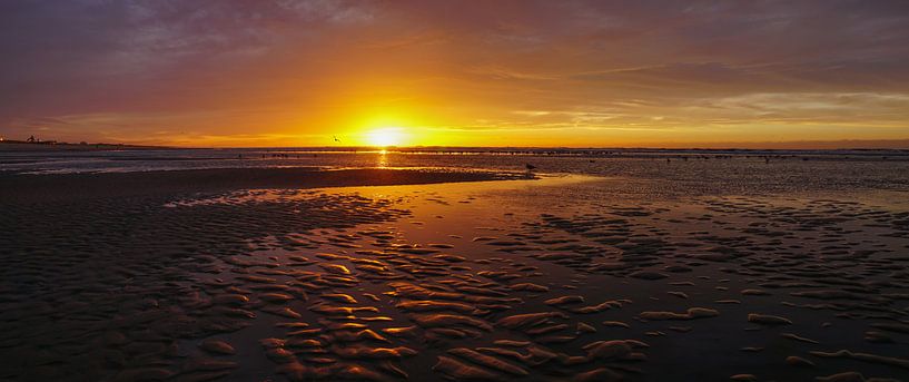 Zon, zee en strand van Dirk van Egmond