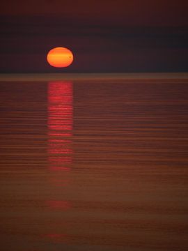 Rode zonsondergang boven de Baltische Zee van mekke